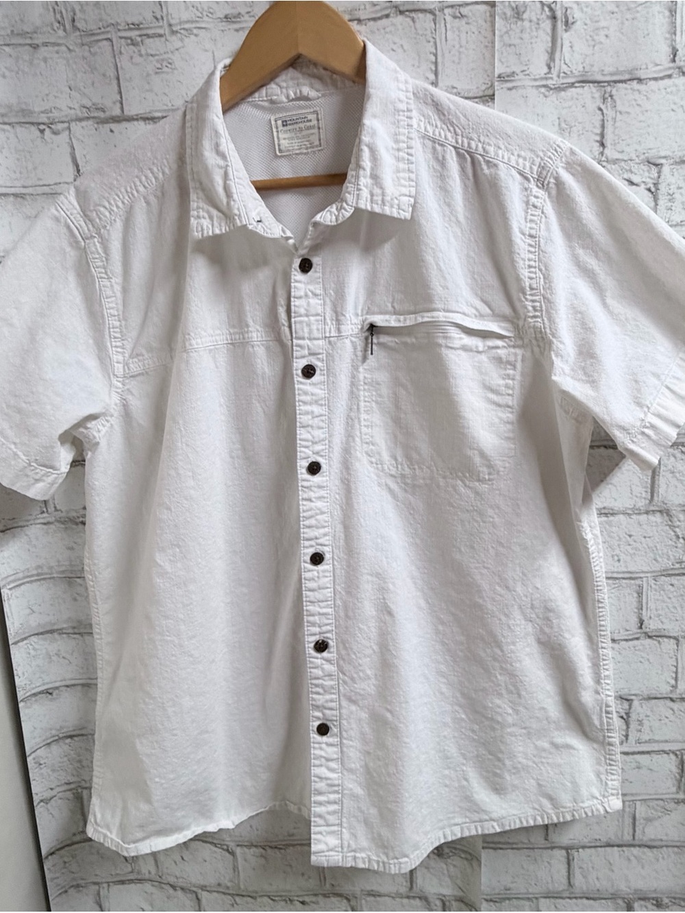 Men's White Short-Sleeve Casual Button-Down Shirt with Chest Pocket